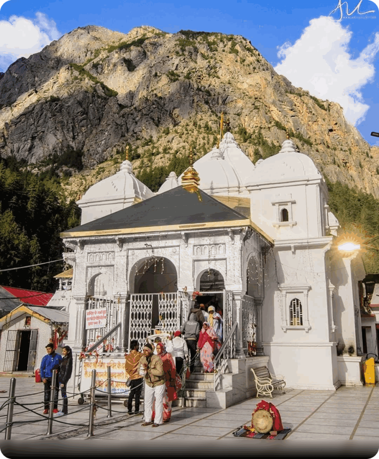 Clear Himalayan skies over a Chardham temple, ideal for a helicopter yatra